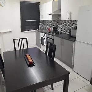 two-bedroom-apartment-close-to-central-london.cambridgehotelsuk.com/