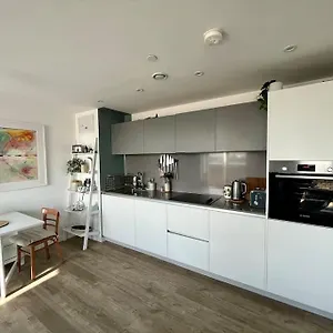 Elegant Chic Living: 1 Bed In Vibrant Area Apartment