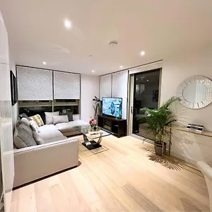 Stylish Docklands Apartment